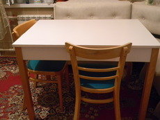 продам стол и 4 стула на кухню