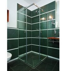 Стеклянные ограждения душевых кабин