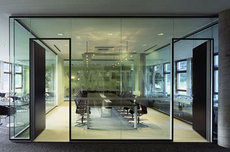 Стеклянные двери и перегородки