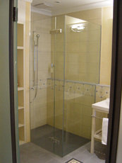Стеклянные ограждения душевых кабин