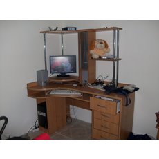 Компьютерный стол угловой + два офисных кресла в подарок