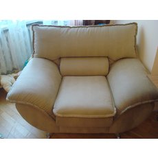 Гостинный гарнитур - диван и кресло в хорошем состоянии