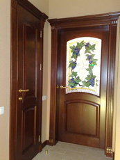 Двери из натурального дерева, интерьеры, мебель