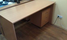 Продам офисный стол с тумбой