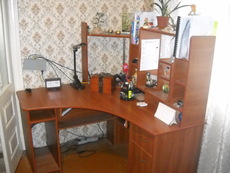 Компьютерный угловой стол со съемными полками, б/у.