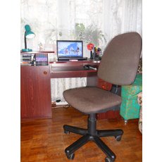 Продам комп`ютерный стол + робочий стул б/у