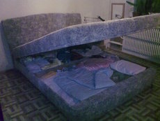 СРОЧНО Продам двух спальную кровать с подъумным механизмом