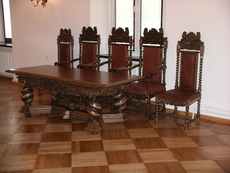 Предметы интерьера с резьбой.