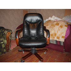 кожаное кресло бу 1500гр