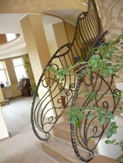 художествееноая ковка - оконные решетки, перила и т. д.