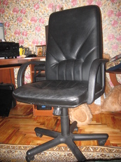 компьютерный стол и кресло.