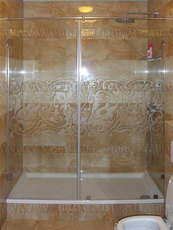 Стеклянные душевые перегородки