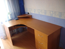 Продам угловой компьютерный стол и книжный шкаф б/у в отличн