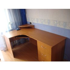 Продам угловой компьютерный стол и книжный шкаф б/у в отличн