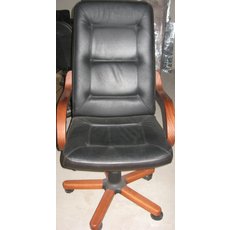Срочно Продам б/у кожаные офисные кресла