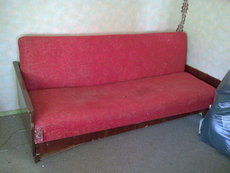 Старый диван и кресло