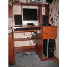Продам компьютерный стол б/у