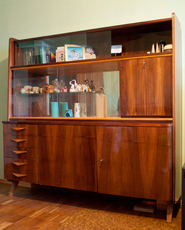 Продам сервант б/у из цельного дерева производства Чехии