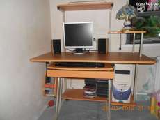Продам стол для компьютера.