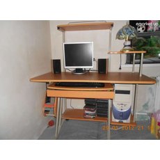 Продам стол для компьютера.