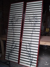 Зеркальные мебельные фасады с машинным пескоструем.