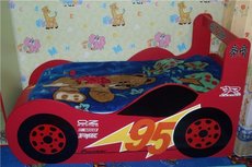 Кроватка в виде автомобиля