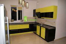 Кухня с крашенными глянцевыми фасадами от Aweri