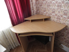 продаю компьютерный стол