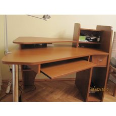Продам компьютерный стол в отличном состоянии!