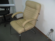 Продам офисные кресла кожа бу