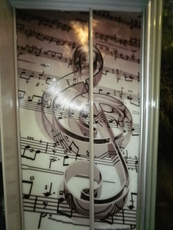 Шкафы-купе с декорированными стеклянными фасадами.