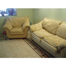Белый диван и два кресла