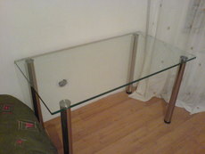 СРОЧНО ПРОДАМ СТЕКЛЯННЫЙ СТОЛ