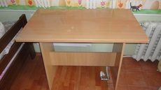 Стол кухонный + 2 табуретки