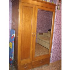 Старинный деревяный шкаф