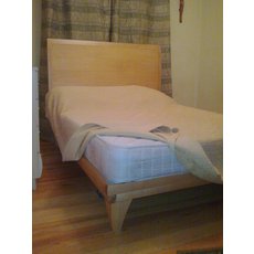 Продам деревянную кровать б/у (клен)