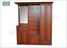 Продаётся большая и вместительная прихожая.