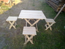Дерев'яний столик і стільці для відпочинку на природі