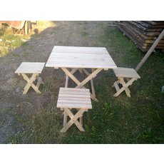 Дерев\'яний столик і стільці для відпочинку на природі
