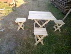Дерев'яний столик для відпочинку
