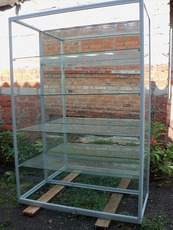 Продам витрины зеркально-стеклянные с полками