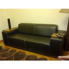 ПРОДАМ кожаный диван + кресло с пуфиком