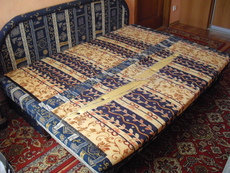 Продам Диван 2х местный.