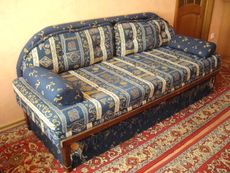Продам Диван 2х местный.