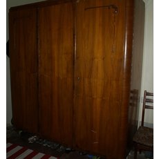 продам старинный трех дверный шкаф в хорошем состоянии, нату