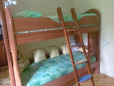 двухъярусная кровать с матрасами