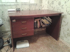 продам стол письменный срочно!