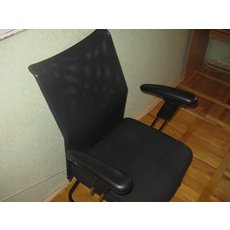 Продам стул-кресло черный в хорошем сост., прочный.