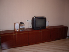 тумбы с сервантом и книжным шкафом