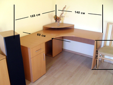 компьютерный стол и комод